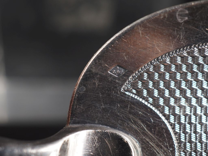 Tasse en argent de style Rocaille à décor de cartouche monogrammé Poid