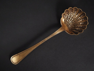 Vente aux enchères Saupoudroir en vermeil, poinçon Vieillard, modèle à filet Poids : 66 g