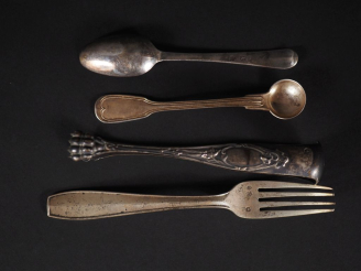 Vente aux enchères Lot comprenant :  Pince à sucre Napoléon III de style Louis XVI en arg