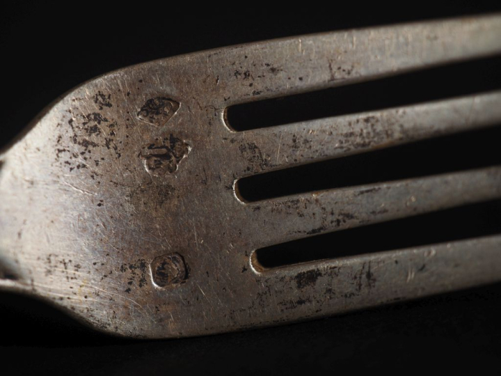 Lot comprenant :  Pince à sucre Napoléon III de style Louis XVI en arg