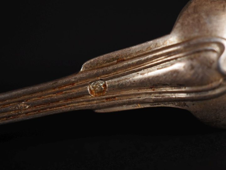 Lot comprenant :  Pince à sucre Napoléon III de style Louis XVI en arg