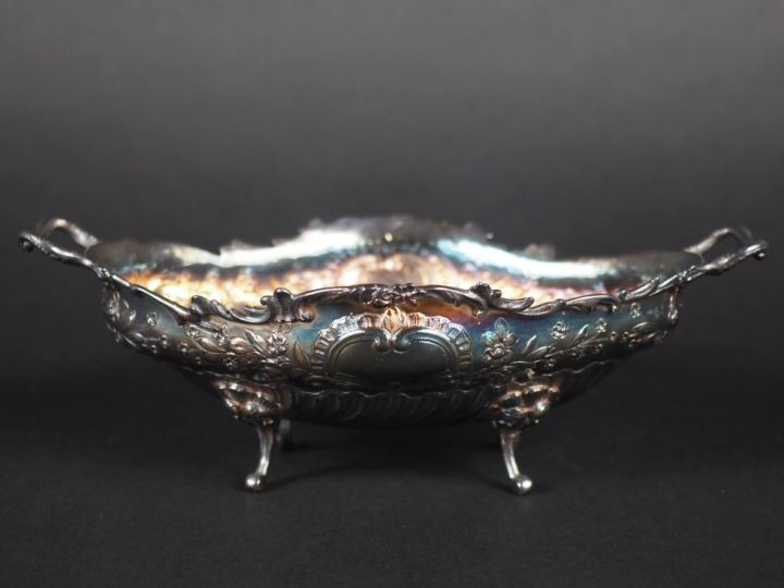 Coupe oblongue de style Rocaille en argent, à décor de fleurs et de ro