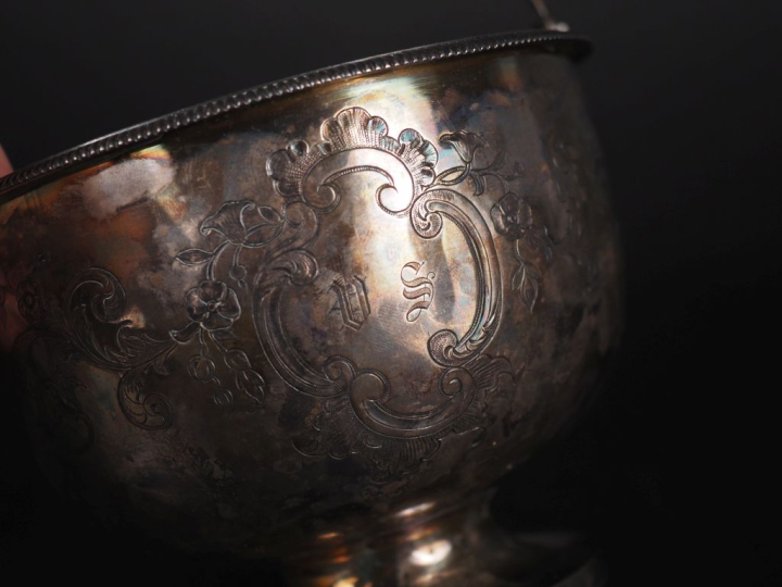 Coupe à anse en argent, poinçon Minerve, décor de guirlandes, de feuil