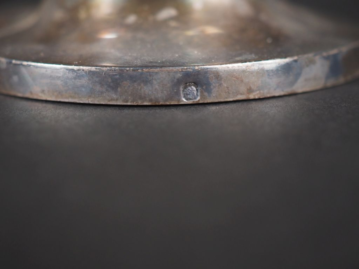 Coupe à anse en argent, poinçon Minerve, décor de guirlandes, de feuil