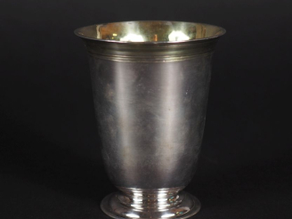 Vente aux enchères Timbale tulipe en argent intérieur en vermeil Poids : 109 g   