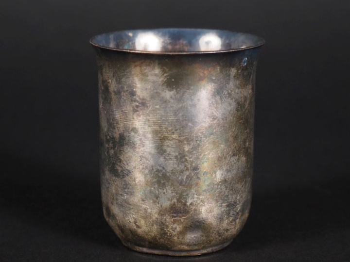 Timbale en argent, poinçon Minerve Poids : 79 g   