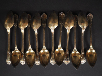 Vente aux enchères 12 cuillères à café en vermeil, poinçon Minerve, de style Rocaille Poi