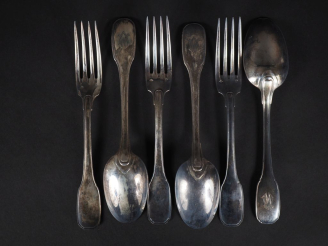 Vente aux enchères 3 couverts en argent, poinçon Minerve, modèle à filet, monogrammé Poid