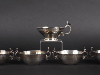Vente aux enchères 4 coupes à anses et une tasse en argent à décor d'oiseaux, et une tass