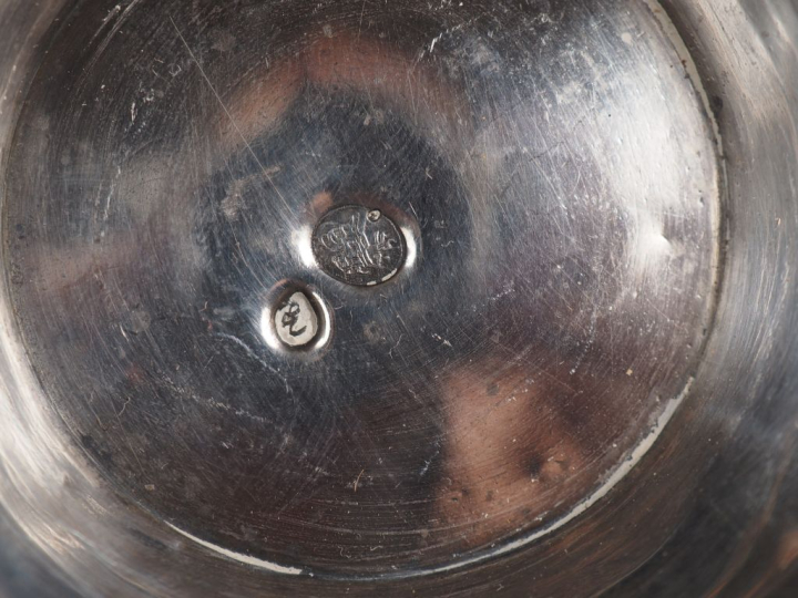 4 coupes à anses et une tasse en argent à décor d'oiseaux, et une tass