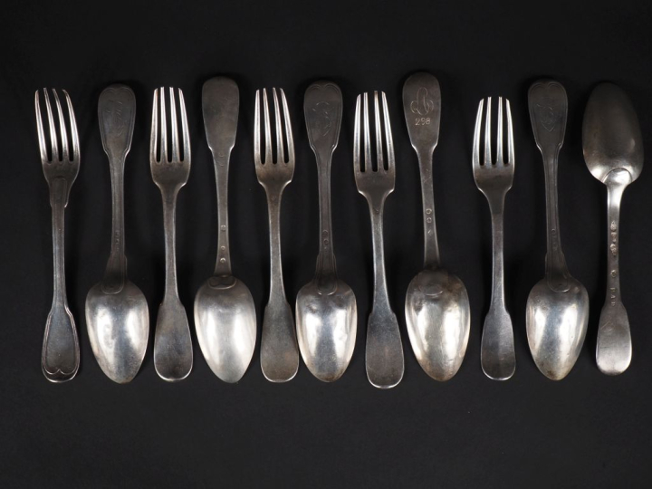 5 couverts et une cuillère en argent, poinçon et modèle dépareillés Po