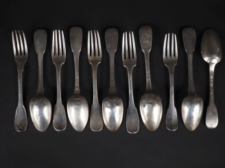 Vente aux enchères 5 couverts et une cuillère en argent, poinçon et modèle dépareillés Po