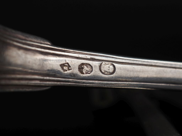 5 couverts et une cuillère en argent, poinçon et modèle dépareillés Po