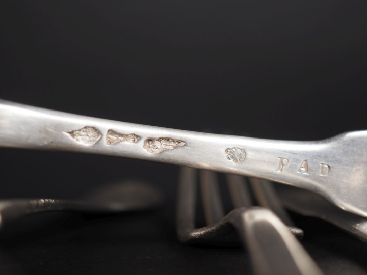 5 couverts et une cuillère en argent, poinçon et modèle dépareillés Po