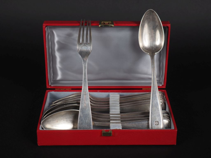 5 couverts et une fourchette en argent, modèle à filet, travail étrang