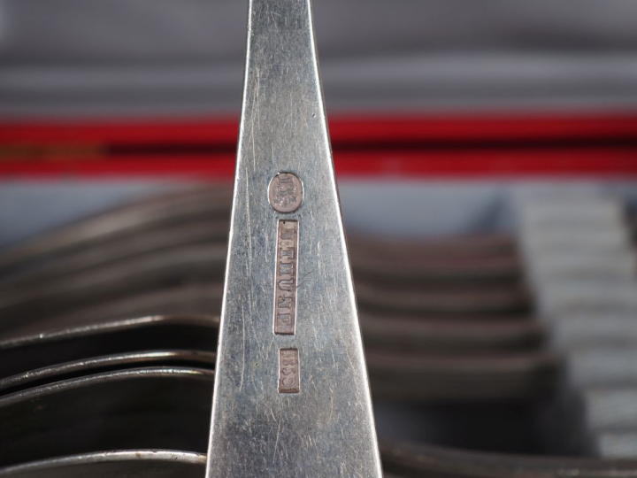 5 couverts et une fourchette en argent, modèle à filet, travail étrang