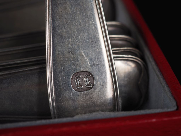 5 couverts et une fourchette en argent, modèle à filet, travail étrang