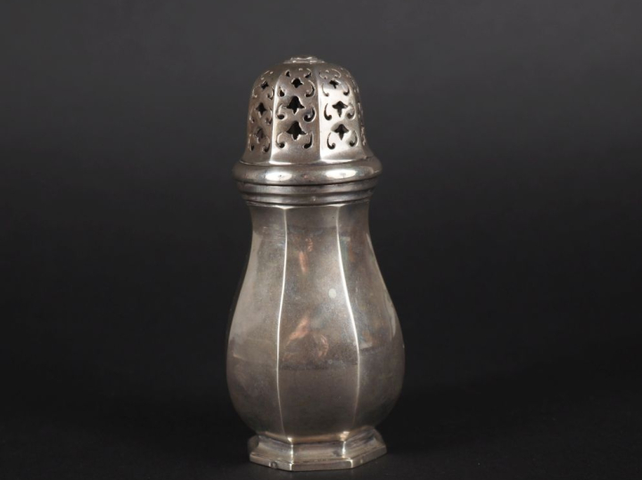 Saupoudroir en argent, poinçon Minerve, de forme balustre, modèle à pa