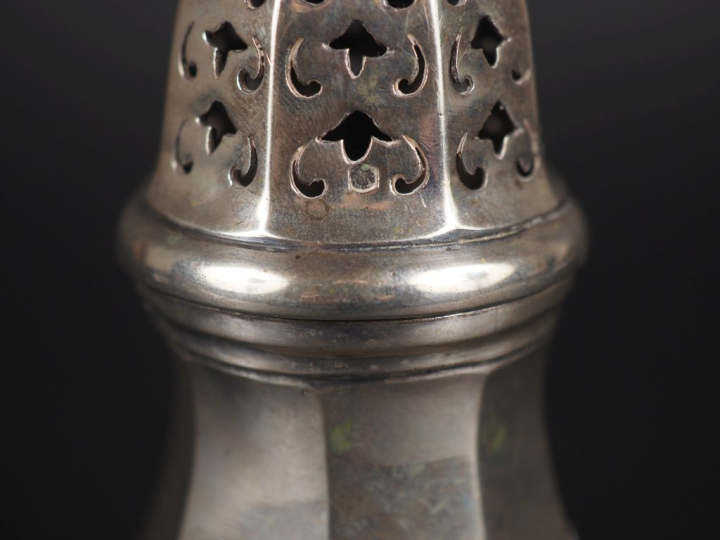 Saupoudroir en argent, poinçon Minerve, de forme balustre, modèle à pa