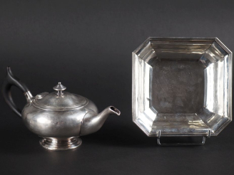 Vente aux enchères Petite jatte carrée en argent, travail étranger 800 1/1000 une théière