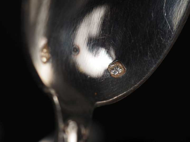 12 cuillères à café en argent, poinçon Minerve, modèle à godrons Poids