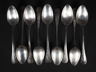 Vente aux enchères 9 cuillères à café 1900 en argent, poinçon Minerve Poids : 142 g   