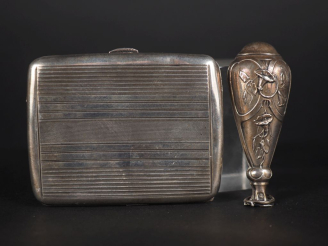 Vente aux enchères Poudrier et un cachet (accidenté) en argent, poinçon Minerve  Poids : 