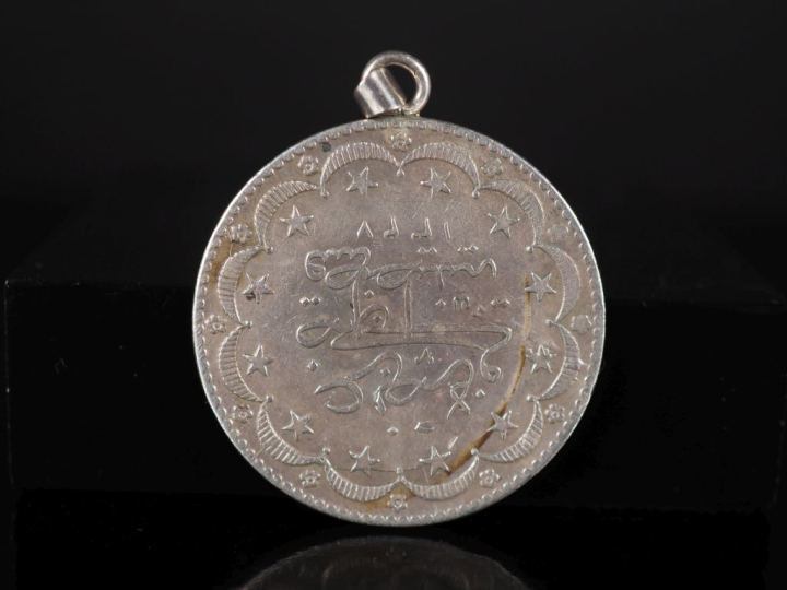 Pièce en argent, Empire Ottoman. Montée en pendentif.  Poids. 24,19 g 