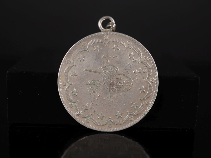 Pièce en argent, Empire Ottoman. Montée en pendentif.  Poids. 24,19 g 