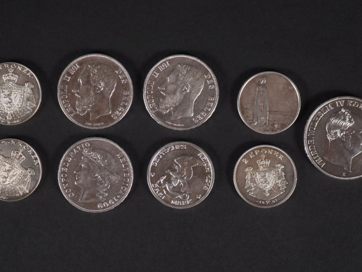 Ensemble comprenant :  - deux pièces de 5 Francs belge en argent, 1868