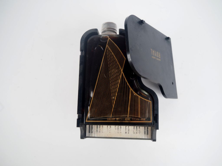 SUNTORY 'ROYAL' 60 cl -  43 % - COFFRET PIANO 