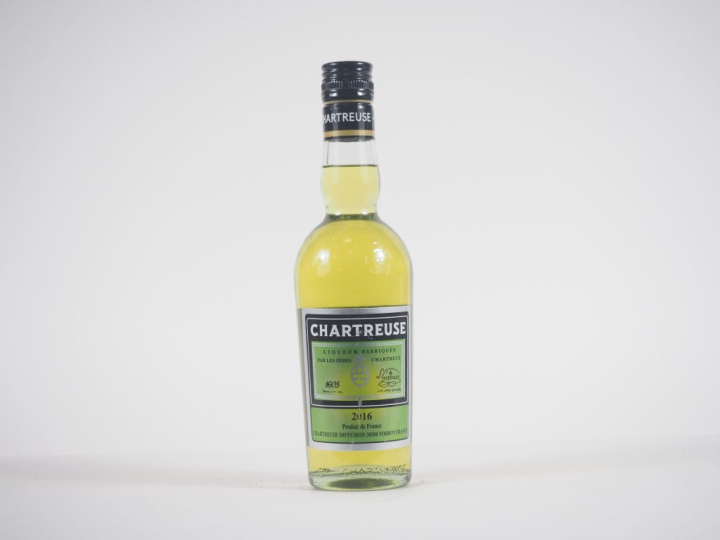 1 BOUTEILLE (35 CL) CHARTREUSE JAUNE EPISCOPALE "FOUS DE CHARTREUSE" -