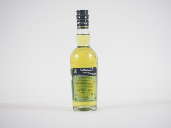 1 BOUTEILLE (35 CL) CHARTREUSE JAUNE EPISCOPALE "FOUS DE CHARTREUSE" -