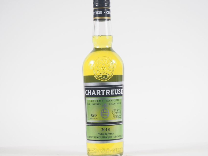 1 BOUTEILLE (50 CL) CHARTREUSE JAUNE EPISCOPALE "FOUS DE CHARTREUSE" -
