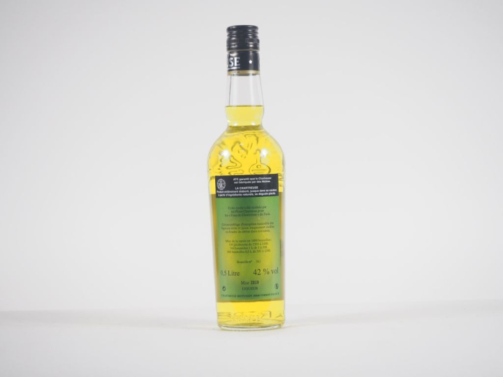 1 BOUTEILLE (50 CL) CHARTREUSE JAUNE EPISCOPALE "FOUS DE CHARTREUSE" -