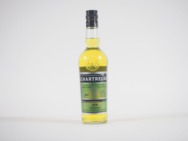 1 BOUTEILLE (50 CL) CHARTREUSE JAUNE EPISCOPALE "FOUS DE CHARTREUSE" -