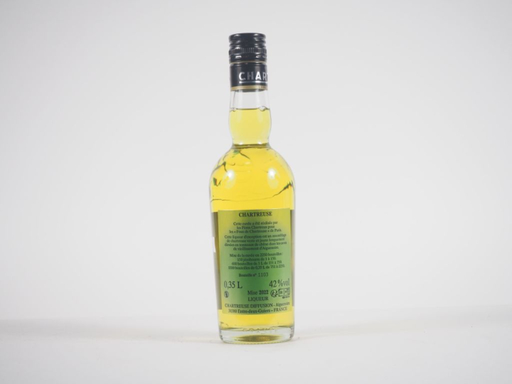 1 BOUTEILLE (35 CL) CHARTREUSE JAUNE EPISCOPALE "FOUS DE CHARTREUSE" -
