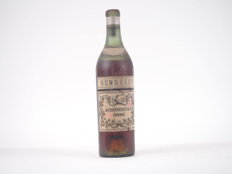 Vente aux enchères 1 VIEILLE BOUTEILLE COGNAC HENNESSY - ES/BS/BOUCHON DESCENDANT/CAPS TR