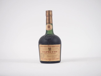 Vente aux enchères 1 BOUTEILLE COGNAC NAPOLÉON FINE CHAMPAGNE COURVOISIER/MENTION MANUSCR