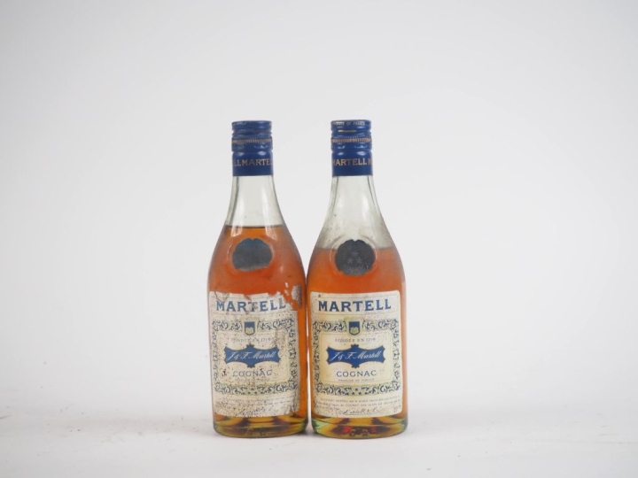 2 FLACONS (? cl) COGNAC MARTELL - 1 NIVEAU BAS 