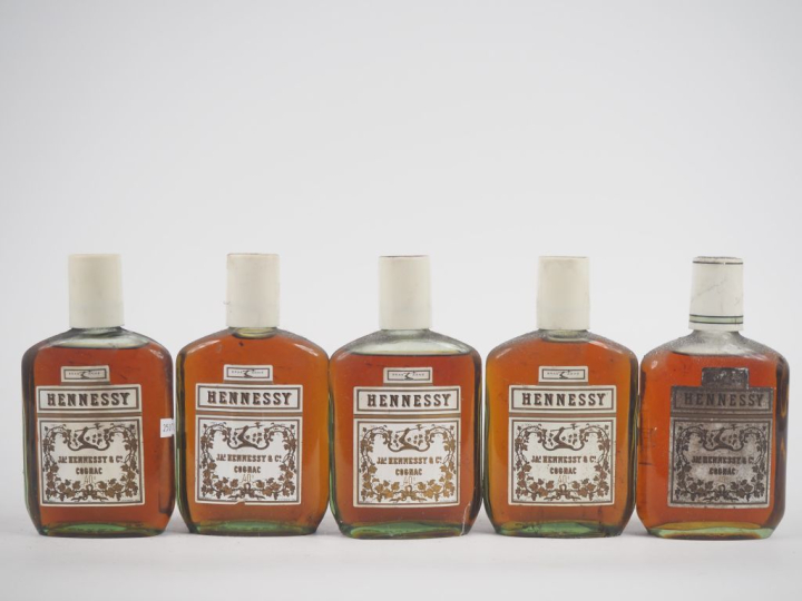 5 VIEUX FLACONS (35 CL) COGNAC HENNESSY "BRAS ARMÉ"