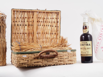 Vente aux enchères 3 BOUTEILLES PORTO CINTRA WHITE WARRE   C° - PAPIER DE SOIE - VALISE 
