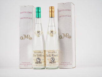 Vente aux enchères 2 BOUTEILLES JEAN PAUL METTÉ : 1 EAU DE VIE DE POIRE WILLIAMS 70 cl - 
