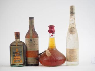 Vente aux enchères 4 BOUTEILLES : 1 APRICOT BRANDY PAR COINTREAU 35 %/1 MANDARINE NAPOLÉO
