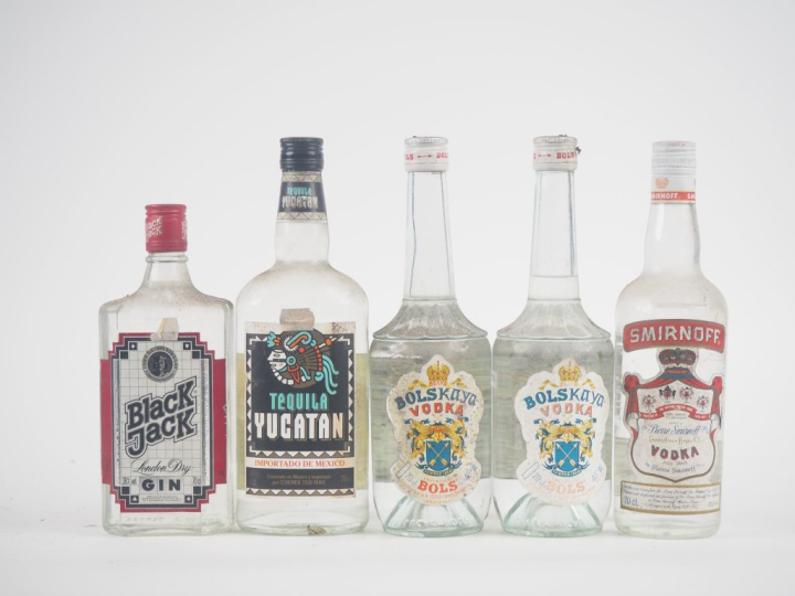 5 BOUTEILLES : 1 BLACK JACK LONDON DRY GIN 70 cl - 30 %/1 TEQUILA YUCA