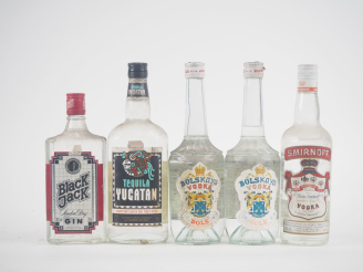 Vente aux enchères 5 BOUTEILLES : 1 BLACK JACK LONDON DRY GIN 70 cl - 30 %/1 TEQUILA YUCA
