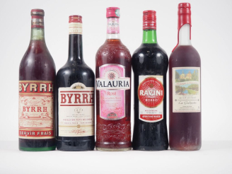 Vente aux enchères 5 BOUTEILLES : 2 BYRRH DONT 1 VIEUX/1 VALAURIA RIVESALTES ROSÉ/1 APÉRI