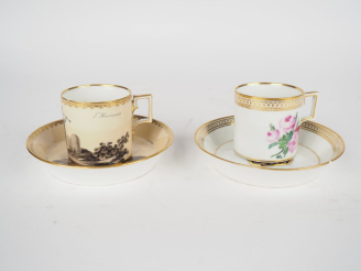 Vente aux enchères Tasse et sous tasse XIXème en porcelaine de Vienne à décor en grisaill
