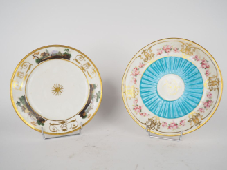 Vente aux enchères NAST à Paris. Assiette en porcelaine à décor polychrome et doré de pay