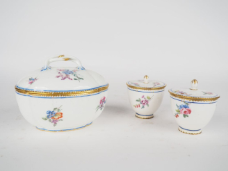 Vente aux enchères SEVRES (d'après). Sucrier en porcelaine à décor polychrome et doré de 